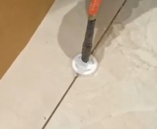 绛县瓷砖空鼓维修公司专业解答瓷砖在铺贴过程中，如果没有涂抹均匀到位的粘结材料（如水泥砂浆或瓷砖胶），可能会导致以下问题